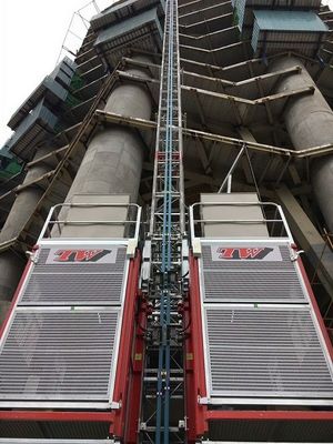 Cánh lồng đôi tốc độ trung bình với giá đỡ và Pinion Building Hoist / 2000kgs Trọng lượng với Inverter và cột galvanized nóng